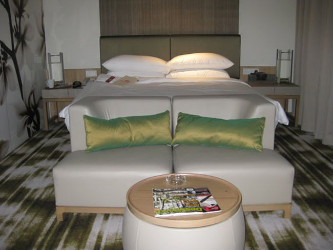 泊まったHOTELは、Crowne Plaza Hotel CHANGI AIRPORT。<br />T3の建物に併設してあるので、深夜到着時は非常に便利です。