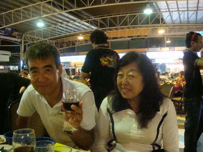 最後に、今回2日間ツアーをアテンドしていただいたお2人です。松木さん（女性）岡田さん（男性）<br />あまり、ツアーを依頼しないのですが、今回はお2人がいたことで、旅行が充実したものになったと思います。<br />少人数ということもあり，きめ細かな気遣いとフレキシブルな対応etc・・・<br />おかげで、自分達では行くことのできないところやローカルフードもいっぱい食べることができました。<br />また、お2人の人間感にも触れることができ、人のいろいろな考え方に多くの刺激を受けました。<br />皆さんがボルネオに行く際は、是非この2人にアテンドをお願いしてみてはいかがでしょうか？