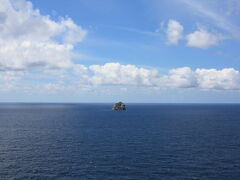その沖合いには「トゥンバラ」と呼ばれる岩山の頭が海面から出ています。神聖な感じがします。