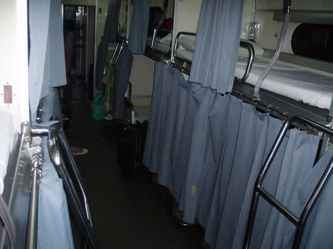 シンガポール⇒マレーシア<br />寝台列車で【世界の車窓から】気分<br /><br />色んな国の人たちが、色んな言葉を使い、同じ列車で寝てるなんて不思議な感じです。