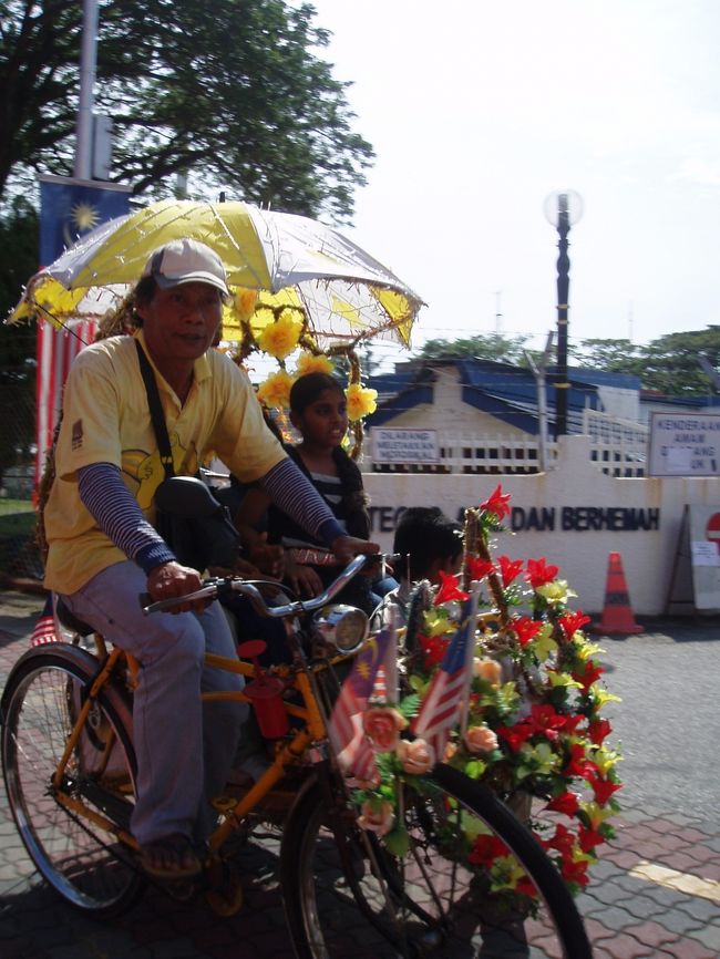 マラッカの人力車はとにかく派手<br /><br />後ろにラジカセ搭載、音楽ガンガン目立ったもの勝ち！