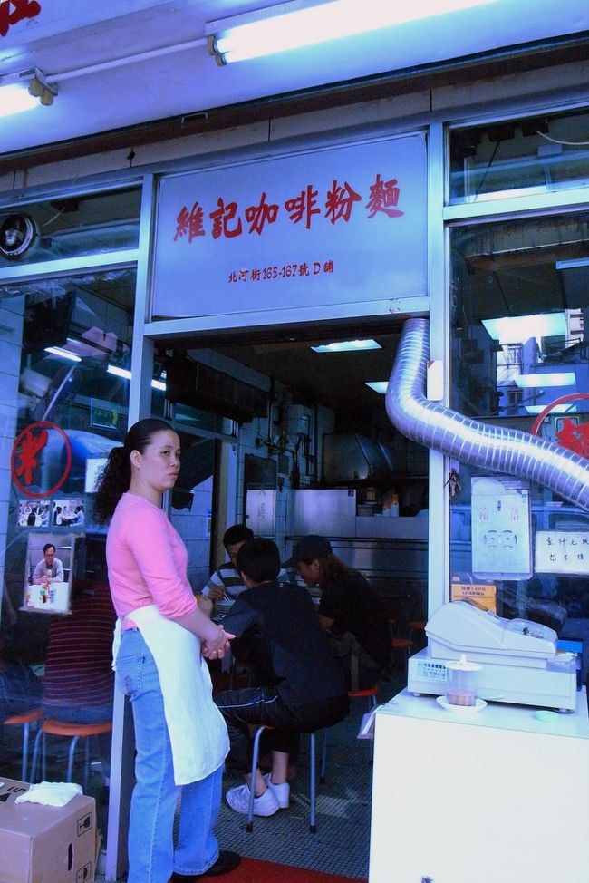 ＜2009年5月2日(土)・4日目＞<br /><br />昨日は遅くまで日記を書き付けていたので、<br />朝から活動的に動こうにも、体が動かない。<br /><br />予定では、サムスイポーの｢維記珈琲粉麺｣<br />http://www.openrice.com/restaurant/sr2.htm?shopid=3953<br />というお店で、豚レバー麺を食べる予定。<br /><br />私がぐずぐずしていると、<br />優しい旦那さんがテイクアウトしてきて<br />くれるという(！)。<br /><br />お言葉に甘えて、私はホテルで待機。<br />