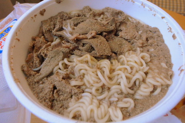 尖沙咀→サムスイポー→尖沙咀と、<br />ＭＴＲ(地下鉄)に乗って、大きなテイクアウト用の<br />どんぶり鉢をぶら下げながら、<br />戻ってきてくれた。<br /><br />ホテルの部屋で、2人して麺を食べる。<br />麺の種類は選べるようだけど、よくわからないので<br />公仔麺(＝出前一丁)にしてもらった。<br /><br />往復1時間(出来上がるのに待った時間込み)もかかったので、<br />麺はのびのびにのびてしまっているかと思いきや、<br />しっかりした弾力があって、食べごろに近い。<br />テイクアウトのことを考えて麺をゆでているなら、<br />すごいテクニック！<br /><br />チャイランのＤＶＤで見たとおり、<br />http://4travel.jp/traveler/naicha/pict/15550948/<br />豚レバー麺は、肉のアクが浮きまくり。<br /><br />でもスープがしょうが醤油味(？)で、<br />あっさりすんなり食べられた。美味しかった！