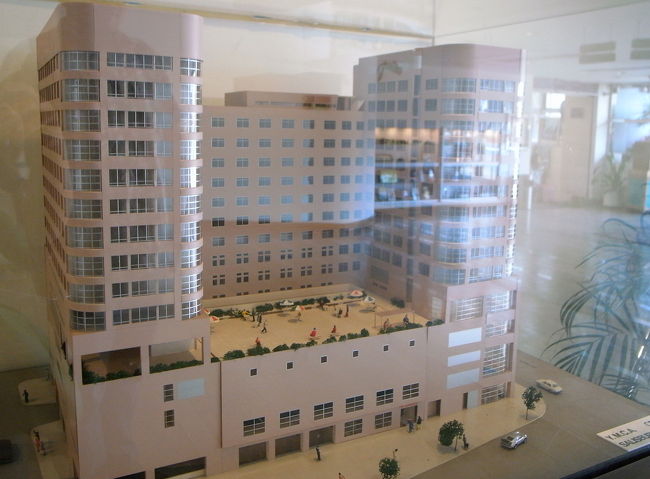 ＹＭＣＡホテルの正面入口で見つけた、<br />ホテルの模型。<br /><br />意外と高層ビルじゃないんだね。