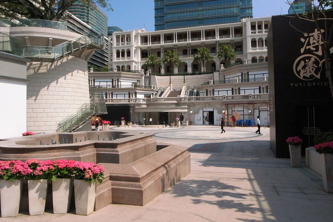 今日は長州島の饅頭祭りの日。<br />毎年、開催日が異なるらしく、<br />ゴールデンウィークに当たるのは珍しいんじゃないかな。<br />なので、香港の離島に行ったことがなかったけど、<br />思い切って行ってみる予定にしていた。<br /><br />歩いて尖沙咀のスターフェリー乗り場へ。<br />ＹＭＣＡの隣に、新施設が出来るらしく、<br />随分前から建設していたが、今回旅行中に、<br />やっとどんな建物になるか、一部公開中だった。<br /><br />まだ時間が早かったので中には入れなかったけど、<br />外からちょっと撮影。<br />ホテルやレストラン、上海灘などの高級ブティックが入るらしい。