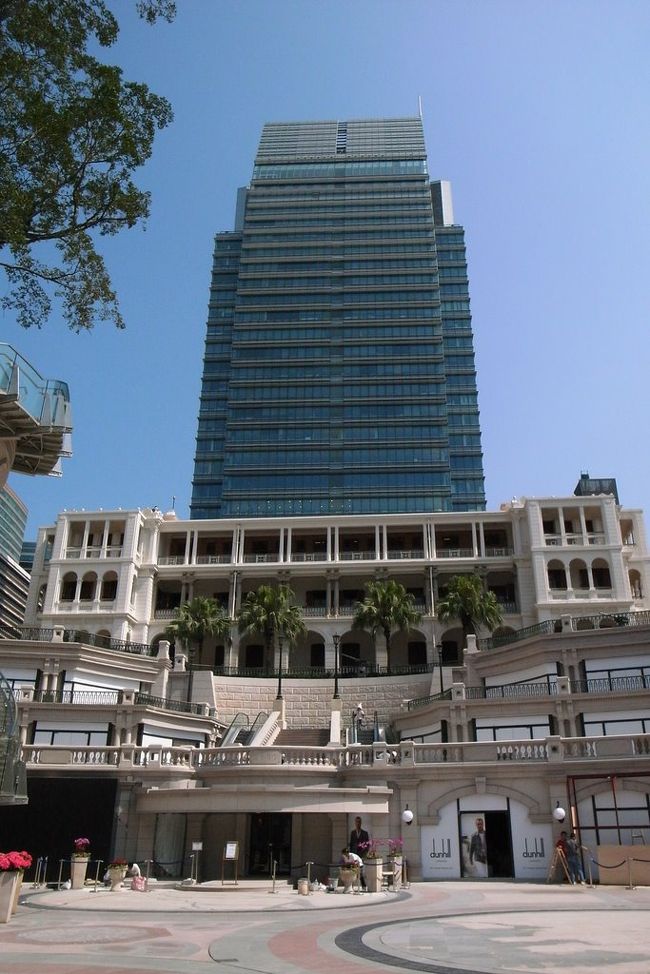 後ろに見えるのが、ペキンロードワンのビル。