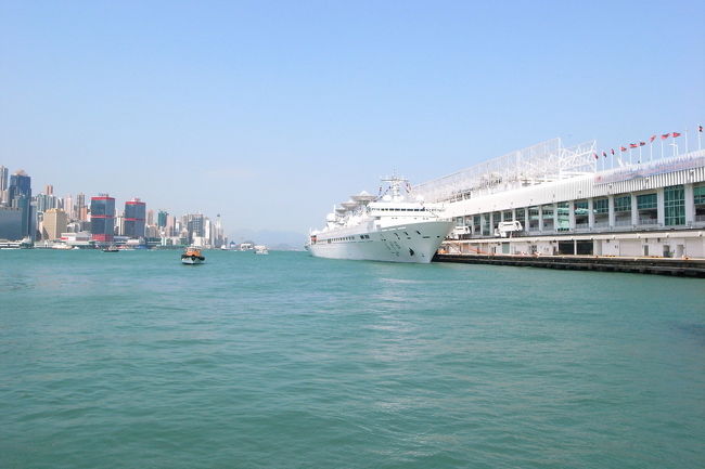 尖沙咀のスターフェリー乗り場付近。<br /><br />海の色が、日本と微妙に違う。