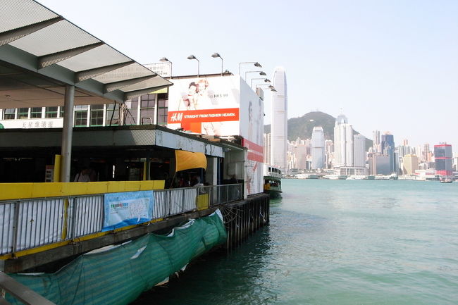 尖沙咀に初めてH&amp;Mがオープンしたからか、<br />スターフェリー乗り場あたりに<br />2つ大きな広告があった。