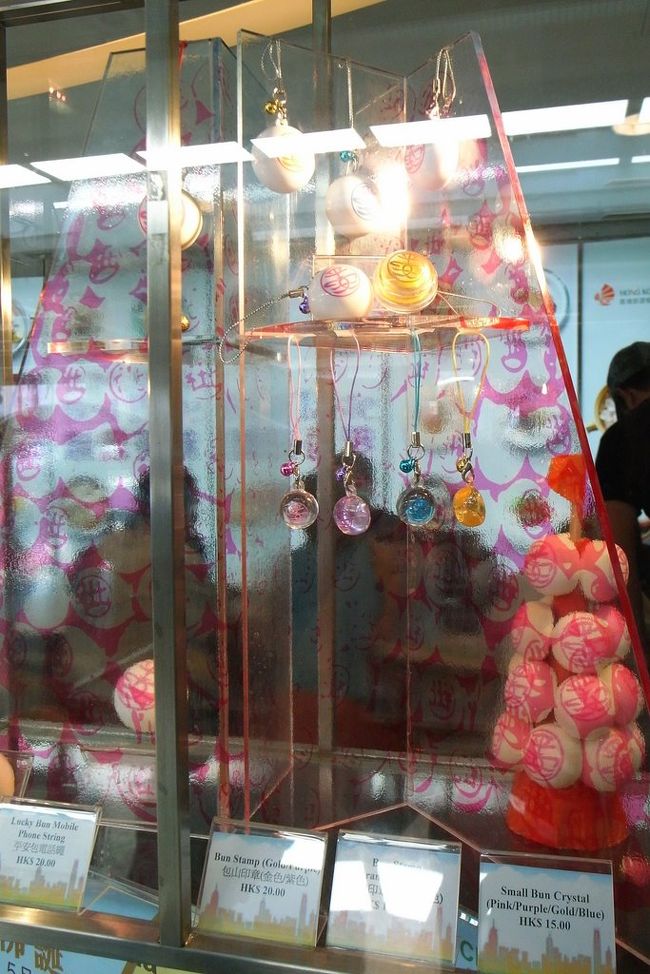 香港政府観光局でもらった日本香港観光年の<br />クーポンで、ウェルカムギフトをもらいに、<br />尖沙咀のスターフェリー乗り場にある<br />観光局に行ってみる。<br /><br />饅頭祭りのグッズが売られていたので、<br />饅頭型のマグネットを1つ購入。<br />ぱふぱふしていて気持ちがいい。<br /><br />クーポンでくれたギフトは、<br />香港をイメージしたピンバッジでした。