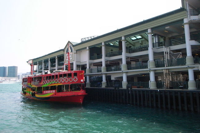 スターフェリーで中環の7番埠頭に到着。<br /><br />これが乗ってきたフェリー。<br />赤くてかっこいいでしょ！