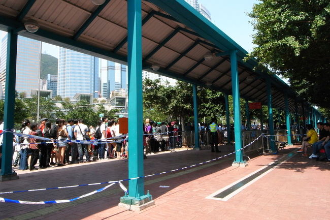 スターフェリー乗り場を出たら、<br />この行列！<br /><br />写真を撮影した場所から<br />かなり離れている5番埠頭から出発する、<br />長州島へのフェリーに乗るための列。<br />(饅頭祭りを見に行く人たち)<br /><br />予想の範囲外の長蛇の列で、<br />私たちもこの列に加わるべく<br />ここまで来たはずなのに、<br />恐れをなして予定変更(笑)。<br /><br />饅頭祭りに行くのはやめておいた。