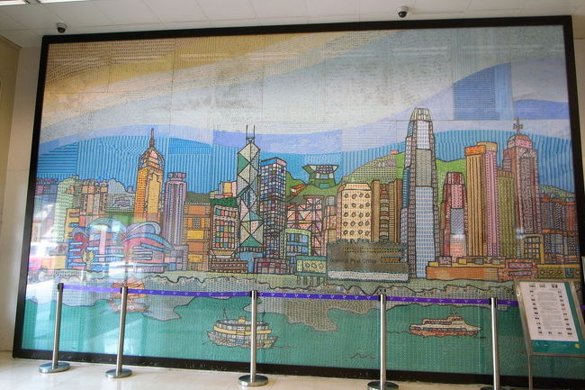 どんどんフェリー乗り場に向かう人たちの<br />流れに反するように、私たちは中環の郵便局へ。<br /><br />饅頭祭りは残念だけど、残り1日、<br />ゆっくり香港の街を楽しめる時間ができたので、<br />気分的にも楽しくなってきた。<br /><br />郵便局で切手を買い、1Fを見渡すと、<br />香港の壁画(？)みたいなものが目に付いた。