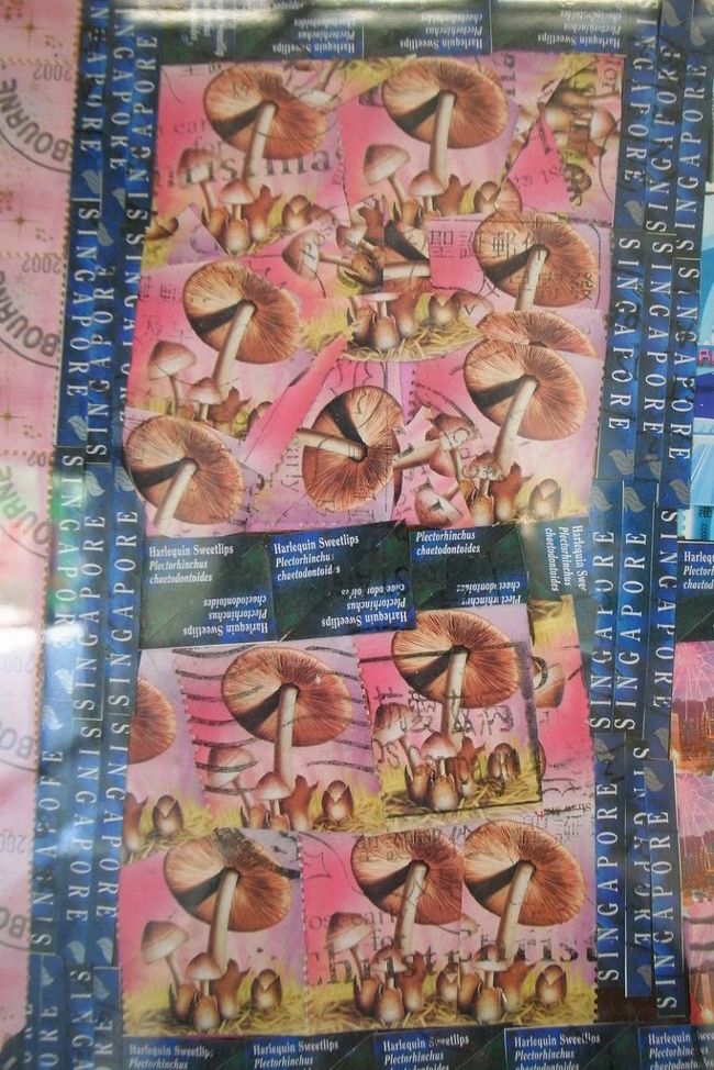 さっきの壁画の一部分。<br /><br />きのこ切手！<br />かわいい。<br /><br />しばし、近くでいろんな切手を見て楽しみつつ、<br />饅頭祭りへの未練を断ち切る。