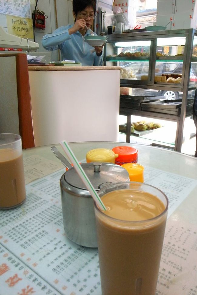 パンは食べずにホテルで食べることにして、<br />湾仔ときたら｢金鳳茶餐廳｣ということで、<br />1年ぶりに行ってみた。<br />http://www.openrice.com/restaurant/sr2.htm?shopid=1549<br /><br />行った時は11時半で、席は満席。<br />一番出入り口に近い席でテイクアウトで待っていた<br />おばちゃんと相席。<br /><br />店員のおじさんは相変わらずのメンバー。<br />忙しくも、テキパキ仕事をこなし、<br />こうやってときどき来る観光客にも<br />ちゃんと応えてくれる。<br /><br />順番にオーダーを取っているらしく、<br />やっと私たちの番になって、<br />私がヘタな発音の広東語で、<br />｢とんないちゃーりょんぶい、<br />ぽーろっやうりょんこー…｣といった言葉を、<br />1つ1つ丁寧に愛(?)を持って聞き取ってくれた。<br /><br />いきなりレジのお姉さんが、レジで<br />ごはん食べ始めたのには驚いたけど。