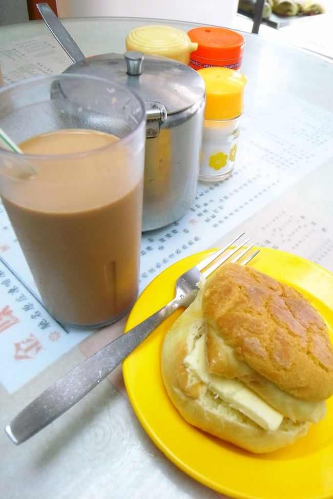 これが注文した、<br />とんないちゃー＝アイスミルクティと、<br />ぽーろっやう＝パイナップルパンのバターはさみ。<br /><br />相変わらず極上の味！<br />ここのミルクティは、氷を入れて冷やすのではなく、<br />熱いミルクティをそのまま冷やしているので、<br />上から下まで濃さは同じ。<br />それに、すごくなめらかでおいしい。<br /><br />ぽーろっやうも、ふんわり甘くて、<br />焼き立てじゃなかったけど、<br />すぐ食べきってしまった。<br /><br />私たちがあまりに美味しそうに食べてたからか、<br />となりのおばちゃんが、<br />｢私もこれちょうだいー｣とかなんとか<br />言って、ぽーろっやうを追加オーダーしていた。