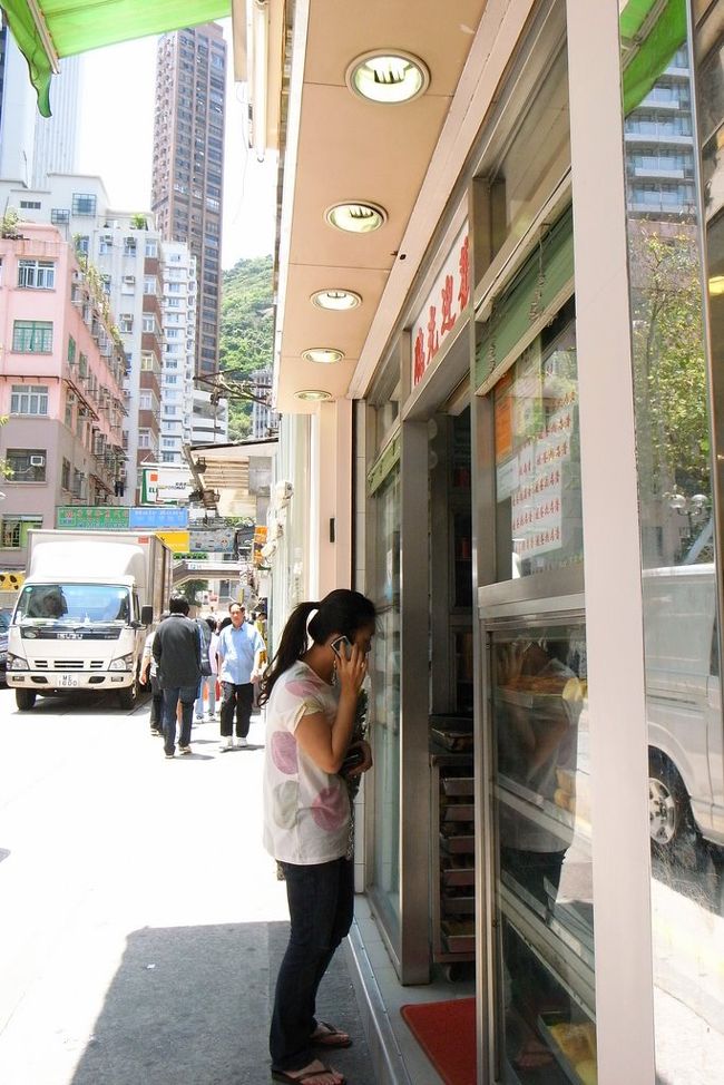 ｢金鳳茶餐廳｣には次々人が入って来る。<br /><br />最初接客がそっけないかな〜と思うけど、<br />実はこうやって来る日本人に、<br />興味は持ってくれてるみたい。<br /><br />初めての人も、思い切って入ってみて、<br />｢好好味！(ほうほうめい)｣<br />＝すんごくおいしい！　と言ってみてください。