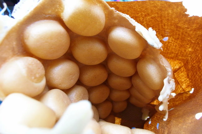 湾仔にも、北角にある｢鶏蛋仔｣の有名店が<br />できたようなので、偵察ついでに購入。<br />http://www.openrice.com/restaurant/sr2.htm?shopid=18187<br /><br />1枚12ドルだったかな。<br /><br />いつもの｢鶏蛋仔｣の味がして、<br />おいしかった！