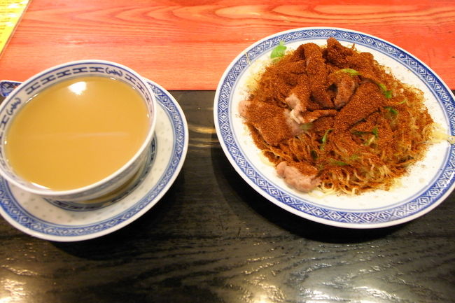 蝦子がのった牛肉ろう麺と…<br />(スープつき)