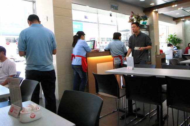 口をさっぱりさせたかったので、<br />銅鑼湾にある｢港澳義順牛女乃公司｣へ。<br />http://www.openrice.com/restaurant/sr2.htm?shopid=11167<br /><br />初日、旦那さんが牛乳プリンを<br />買ってきてくれたところ。<br /><br />義順はいろんな支店に行ったことがあるけど、<br />(マカオを含め)、<br />ここのお店は最近移転してきたからか、<br />すごく広い店舗。100席以上はあると思う。<br />