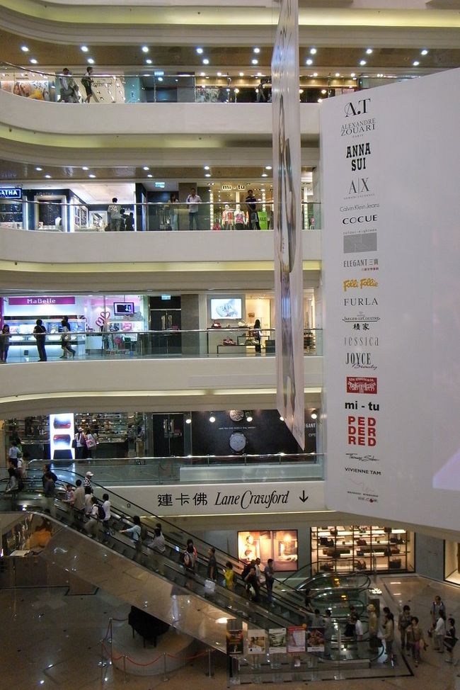 歩いて時代広場で、トイレを拝借。<br /><br />この吹き抜けで、下を歩いている人を見るのが好き。