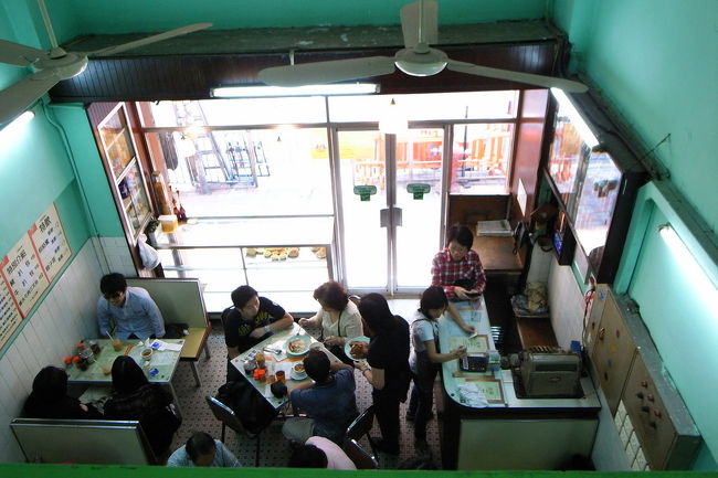 2階から見た、1階席。<br /><br />香港映画のロケにも使われるほどなので、<br />雰囲気もすごくいい。<br /><br />2階のホール担当のおばさんがとても親切で、<br />広東語しかできないんだけど、<br />私が｢パイナップルジュース｣と頼むと、<br />｢え？パイナップルジュース？<br />うーん、それなら蓮のジュースの方がおすすめ。<br />こっちの方が美味しいよ！｣とかなんとか、<br />いろいろおすすめを教えてくれた。<br />(半分くらいしか言葉は理解できなかったけど…)