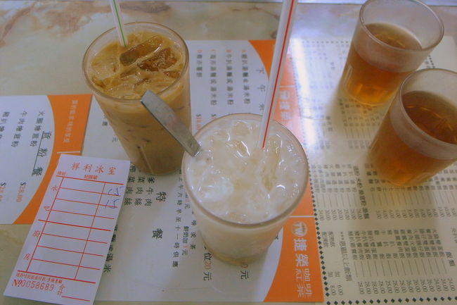 手前が、蓮の実(蓮子)が入ったココナツジュース。<br />奥が杏仁味のアイス珈琲(！)。<br />こっちはなんともいえない味だった。