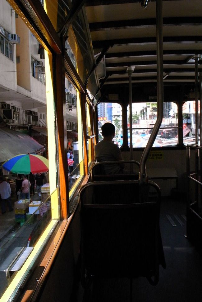 北角行きのトラムは空いていて、<br />写真を撮ったり、景色を眺めたり。