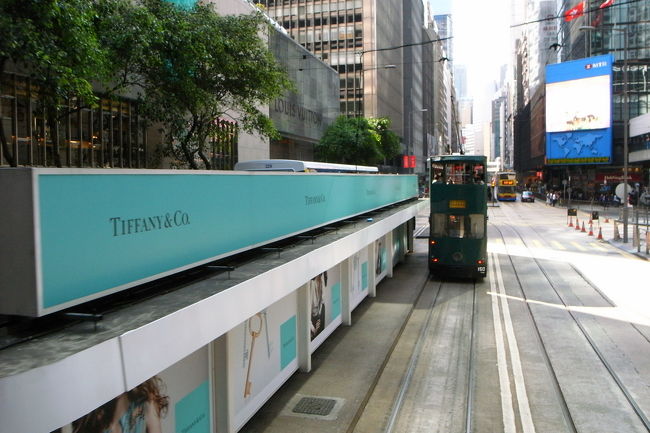 北角に着くやいなや、<br />今度は上環方面のトラムに乗車。<br /><br />上環までは、トラムでのんびり1時間くらい。<br /><br />途中、中環のティファニー前にあるトラム乗り場が、<br />ティファニー色の広告になっていたので、<br />写真を1枚。<br /><br />ティファニーは持ってないけど^^;<br />この色は好き☆