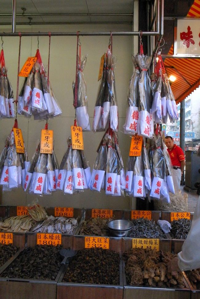 上環でよく行く乾物屋さんの前で<br />トラムが止ったので、下車。<br /><br />ちょうど観光客の団体が沢山来た時で、<br />それに混じって写真撮影。<br /><br />←ずっと欲しかった咸魚。<br />｢咸魚蒸肉餅｣という、蒸したミンチ肉に<br />この魚がちょこっと乗っているという料理が<br />大好きなので、買って日本で作ってみたかった。<br /><br />独特の匂いがするので(しかも1本丸ごと買い)、<br />買っても、関空で没収になったらやだなぁと<br />思って、今回もあきらめた。<br />(検疫対象かどうかは、よくわからないけど…)<br /><br />いつものお店｢徳成海味｣で、香港仔産の<br />｢蝦干｣(蝦を開いて干したもの)を半斤(約300g)購入。<br />お店のおじさんに｢日本人？広東語上手いね｣と<br />褒められて上機嫌。