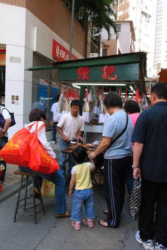 新潮の雑誌｢旅｣の香港特集でも、<br />たしかこんなハムの実演販売の写真が<br />掲載されていたような。<br /><br />中華ハムも、すごく美味しそうだったけど、<br />肉製品だし、きっと持ち帰ったら要検疫(？)