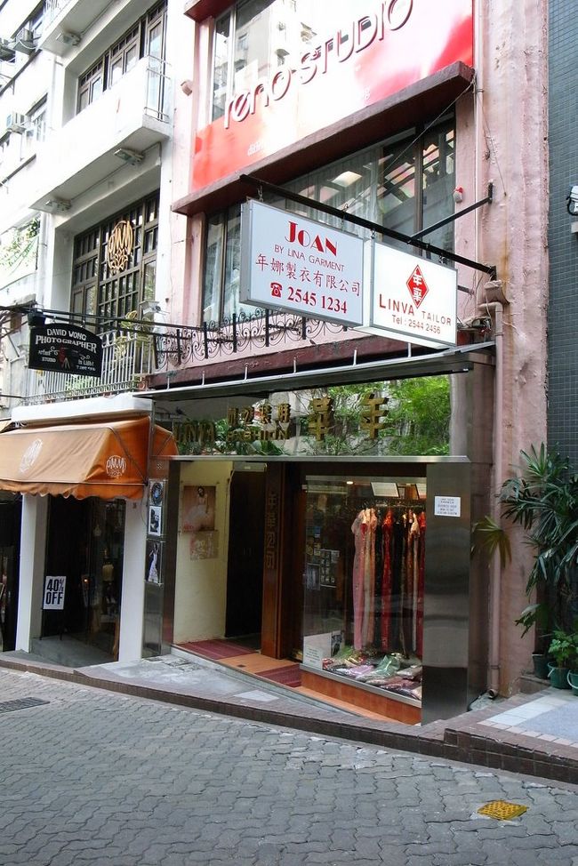 中環までぶらぶら歩く。<br /><br />←ヒルサイドエスカレーターの<br />｢年華｣テイラー。<br />ウォン・カーウァイ監督の｢花様年華｣など<br />いろんな映画のチャイナドレスを提供したお店<br />として有名。<br /><br />一度オーダーメイドで作ってみたいけど、<br />どうにも私の体型が…。