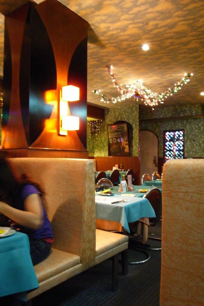 お店の中はこんな感じ。<br />奥のステンドグラスの左側が、入り口ドア。<br /><br />お客さんは、カップルやファミリーなど。<br />ちょっと落ち着いた雰囲気で、<br />店員さんも制服を着てサーブしてくれるような<br />お店だけど、お客さんたちは普段着で楽しく<br />食べていた。<br /><br />そういう香港のお店の雰囲気が好き！