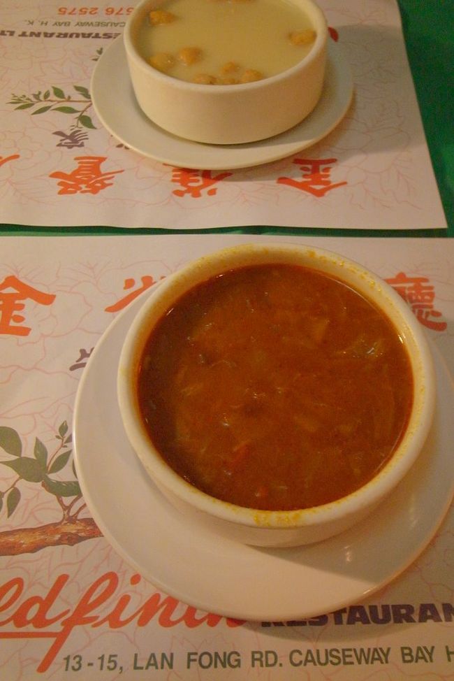 私は、フィレステーキセット(108ドル)、<br />旦那さんはブラックペッパー<br />ステーキセット(105ドル)を注文。<br /><br />まずは、丸いパンと、スープが到着。<br /><br />私はボルシチ、旦那さんはクリームスープ。<br />断然ボルシチの方が美味しかった！<br /><br />それにしても、<br />この下に敷いてある紙の可愛さったら！！！<br /><br />最後に持っていかれてしまったけど、<br />支配人(？)みたいな人に、<br />｢あの紙1枚だけでいいので欲しいんですけど…｣と<br />旦那さんが英語で言うと、<br />なんと2枚持ってきてくれ、さらに丁寧に<br />輪ゴムまでつけてくれた。<br />(丸めて持って帰って、ということだろう)。<br />