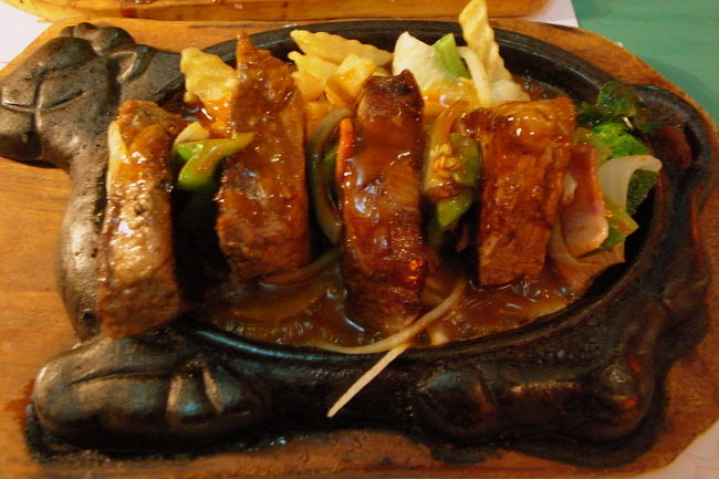 スープのあとは、<br />いよいよステーキ登場！<br /><br />これは私のフィレステーキ。<br /><br />一目見て、大きさにびっくり！！<br />２〜３cmある厚さのフィレ肉が、<br />なんと4枚も乗ってる！！