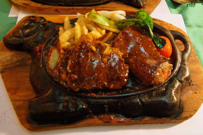 旦那さんのブラックペッパーステーキは、<br />2枚だけど、1枚の厚みが４cmくらいありそう！<br /><br />｢こんな厚いステーキを、こんなに食べるの<br />初めてやわ〜｣と、旦那さんも大感激。<br /><br />しばらくステーキを前に、記念撮影をした。