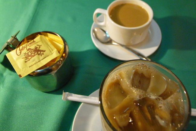 最後は、アイスコーヒーとホットコーヒー。<br /><br />ここまできたら、もう何も入らないくらい<br />お腹いっぱい！<br /><br />お砂糖いれも、もちろんロゴつき！