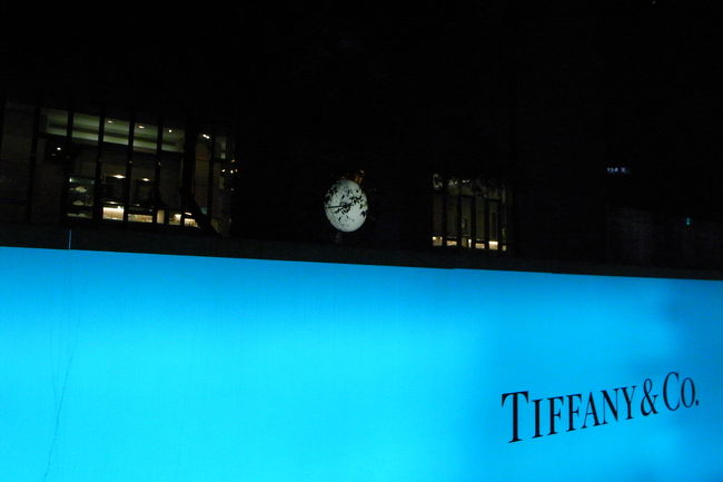 昼間みた、トラム乗り場のティファニーの広告も、<br />ライトがついていて、さらにキレイだった。<br /><br />昼間の写真↓<br />http://4travel.jp/traveler/naicha/pict/15981520/<br /><br />奥に見えるのが、ティファニーのショップ。<br />上手な広告の出し方だと思う。