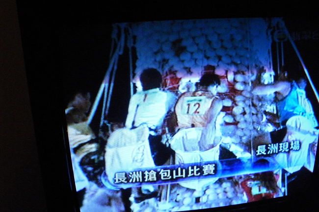 こんな感じで一斉に上っていって、<br />饅頭をできるだけ詰めるという行事。<br /><br />お互い蹴り合ったり、想像以上に<br />ハードな感じだった。