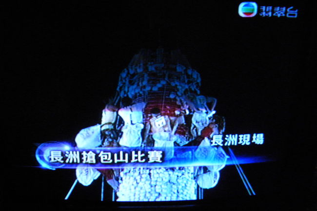 見ているうちに、どんどん饅頭がなくなって、<br />(どうやら本物ではなくイミテーションのよう)、<br />5分くらいで終了。