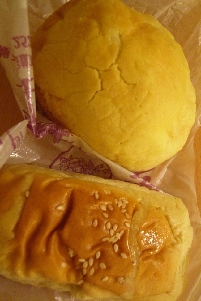 昼間、湾仔の｢快楽餅店｣で買ったパンを食べる。<br /><br />時々感じる塩味がアクセントになっていて、<br />おいしかった！