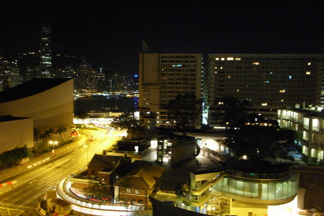 旅行期間中に、こんなに遅く起きていたのは<br />始めてだったので、寝る前に、<br />こそっとカーテンを開けて、<br />外の景色を撮ってみた。<br /><br />夜8時ごろとくらべると、<br />やっぱり香港でも、街が暗くなっているのが<br />よくわかると思う↓<br />http://4travel.jp/traveler/naicha/pict/15972912/<br /><br /><br />今日の万歩計は<br />２万５６１２歩＝12.81km。<br /><br />この4日間で、一番歩きました。