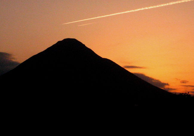 宿のテラスから<br /><br /><br />夕やけカイモン