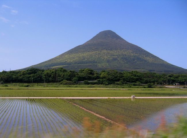 田んぼ逆さ富士カイモン<br /><br />薩摩富士と言われるだけあって<br />稜線もシルエットも美しい<br />健脚の方なら2時間で登頂できる。<br />走行中に激写した最後の一枚！<br /><br />さっ、皆さま♪　ご一緒に<br /><br />『カモ〜ン、カイモン』<br /><br />失礼しました。<br /><br />