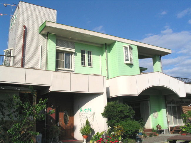 畑の中の一軒宿<br /><br />ペンション「菜の花館」<br /><br /><br />素泊まり5,000円程度〜<br />（部屋の広さで料金が違う）<br /><br />近くの駅まで送迎可<br />