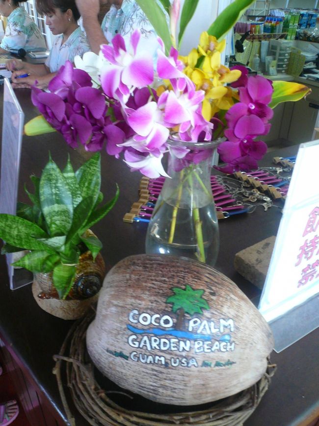 ココパームガーデンビーチにやってきました。<br />受付にあったお花。