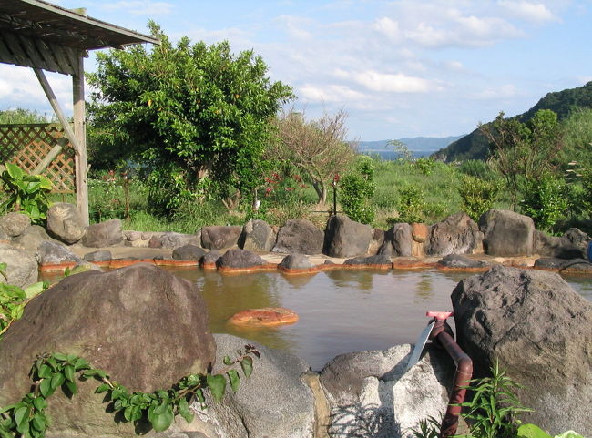 オーナー手造りの露天風呂は開放的<br /><br /><br />鶯とヒバリが競うように鳴く<br /><br />海風を素肌に受けて入浴♪<br /><br />なんと、気持ち良い！<br /><br />スーッと頭が空っぽになっていく<br /><br /><br /><br /><br /><br /><br /><br />