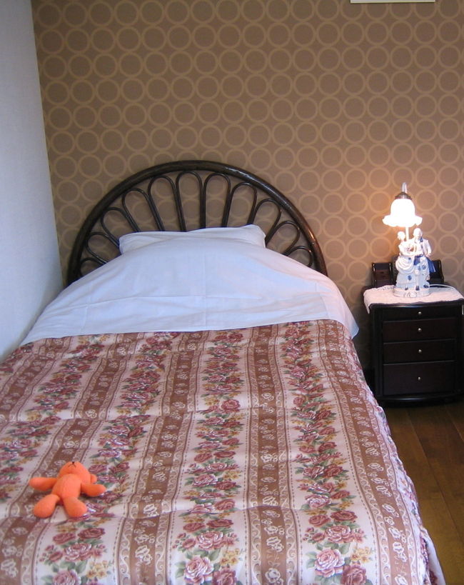 ベッドに先客あり（＾＾）<br /><br />クマちゃん、大の字！<br /><br /><br /><br />照明も素敵♪<br /><br />ぐっすり眠れた。<br />