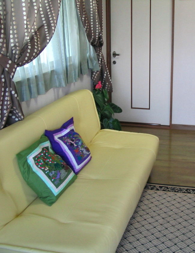 2Ｆの広い部屋<br /><br />窓のカーテンがカワイイ<br /><br />部屋に居る時間が少なかったような？<br /><br /><br /><br />