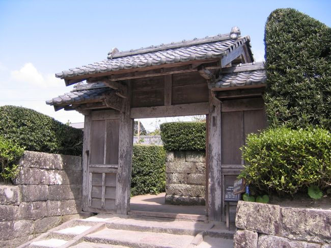 知覧武家屋敷<br /><br /><br />知覧に入ってくると<br /><br />道路に灯篭がいっぱい並んでいる<br /><br />特攻隊員の御霊の数なのかも・・・<br /><br />涙腺が弱いので、今回は素通り。