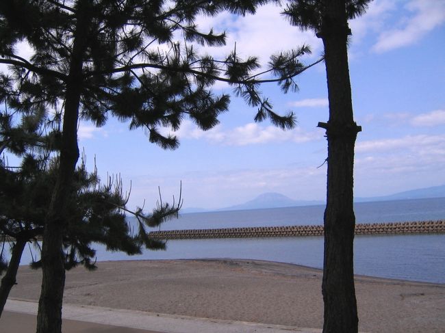 おあつが駆けた浜<br /><br />松林で、小松さんとデートもしてた。<br /><br />静かな海です<br /><br />遠くに桜島が浮んでる